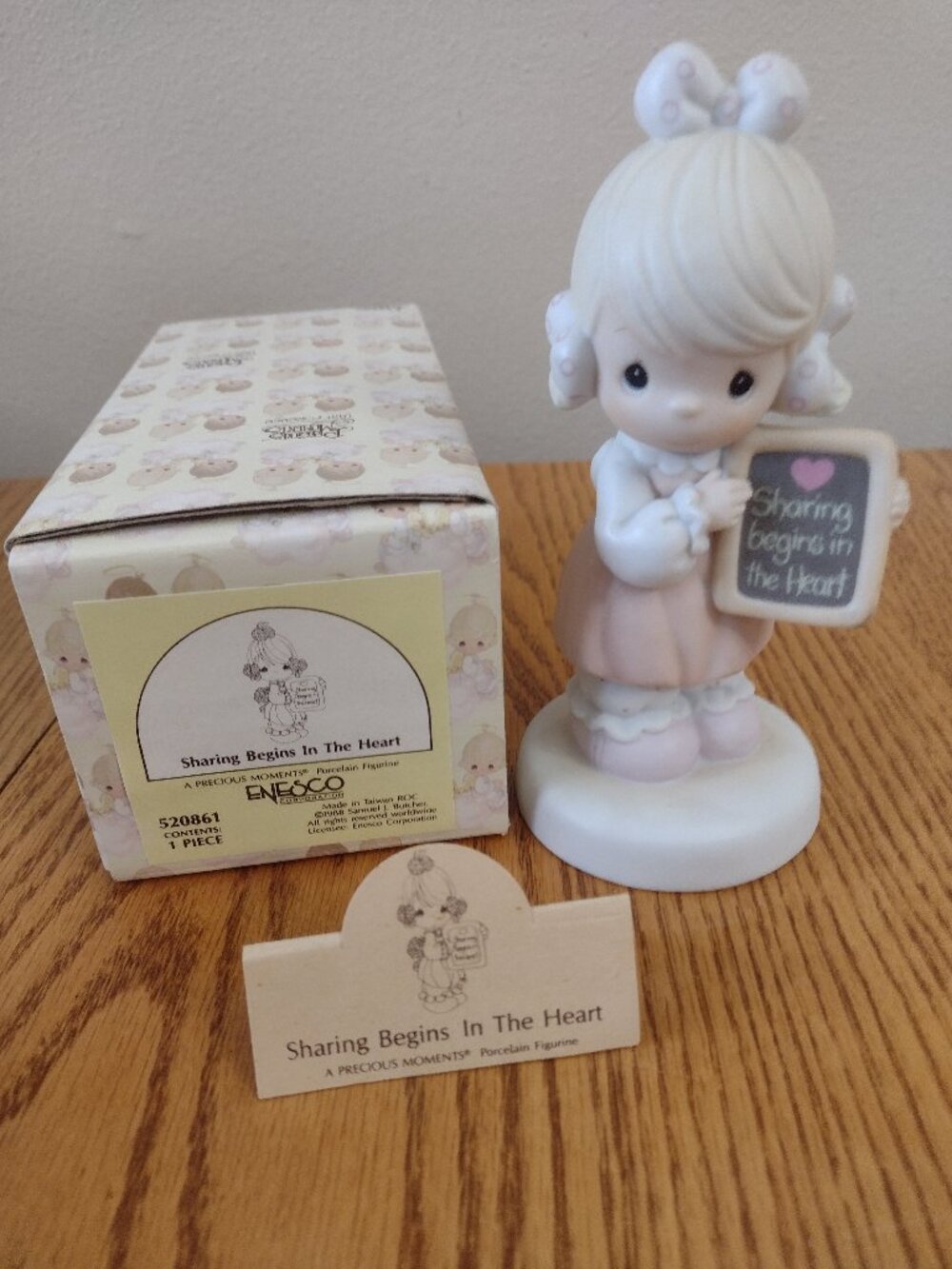 SHARING BEGINS IN THE HEART Precious Moments 520861 Girl with Chalkboard Box